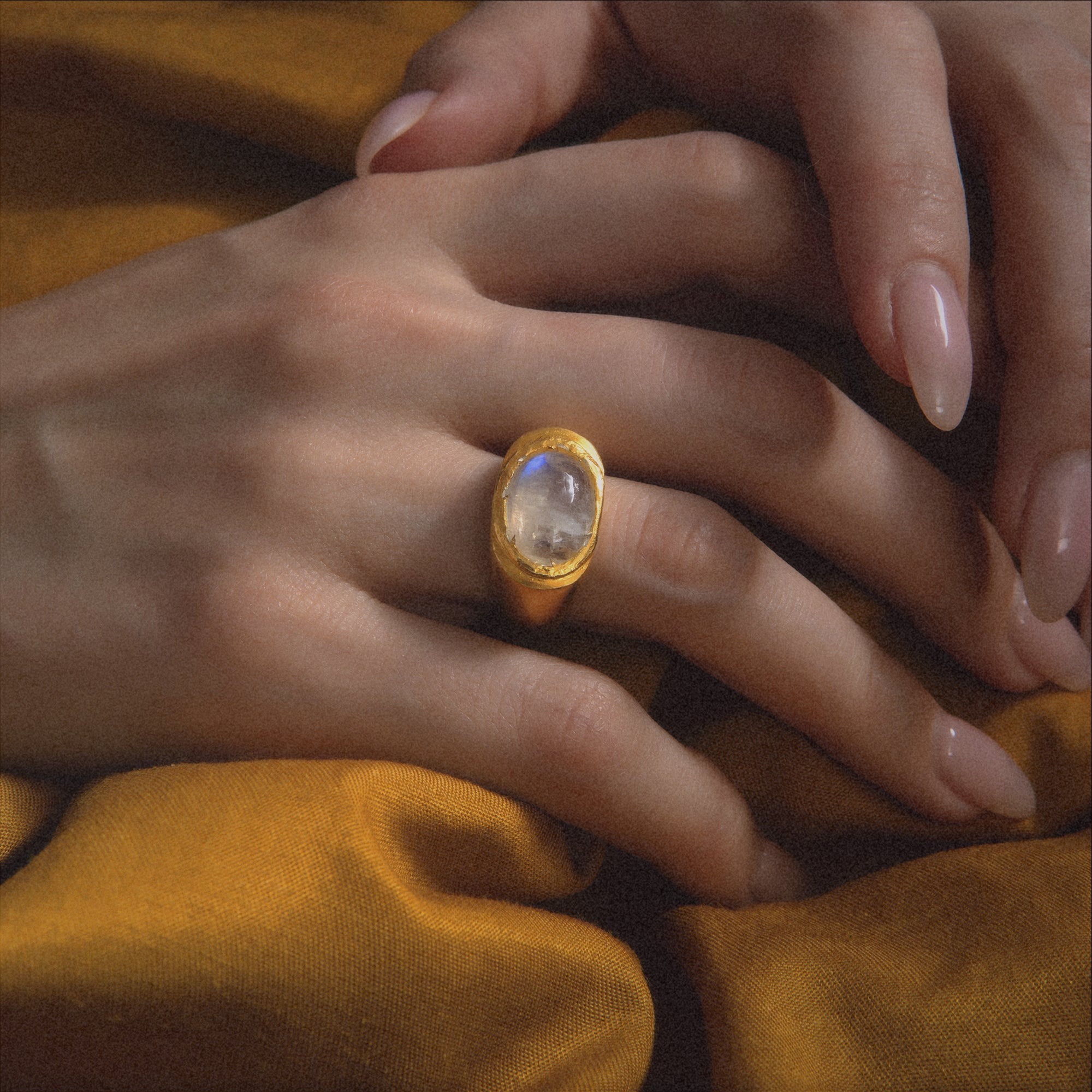 Roman Signet -  Rainbow Moonstone