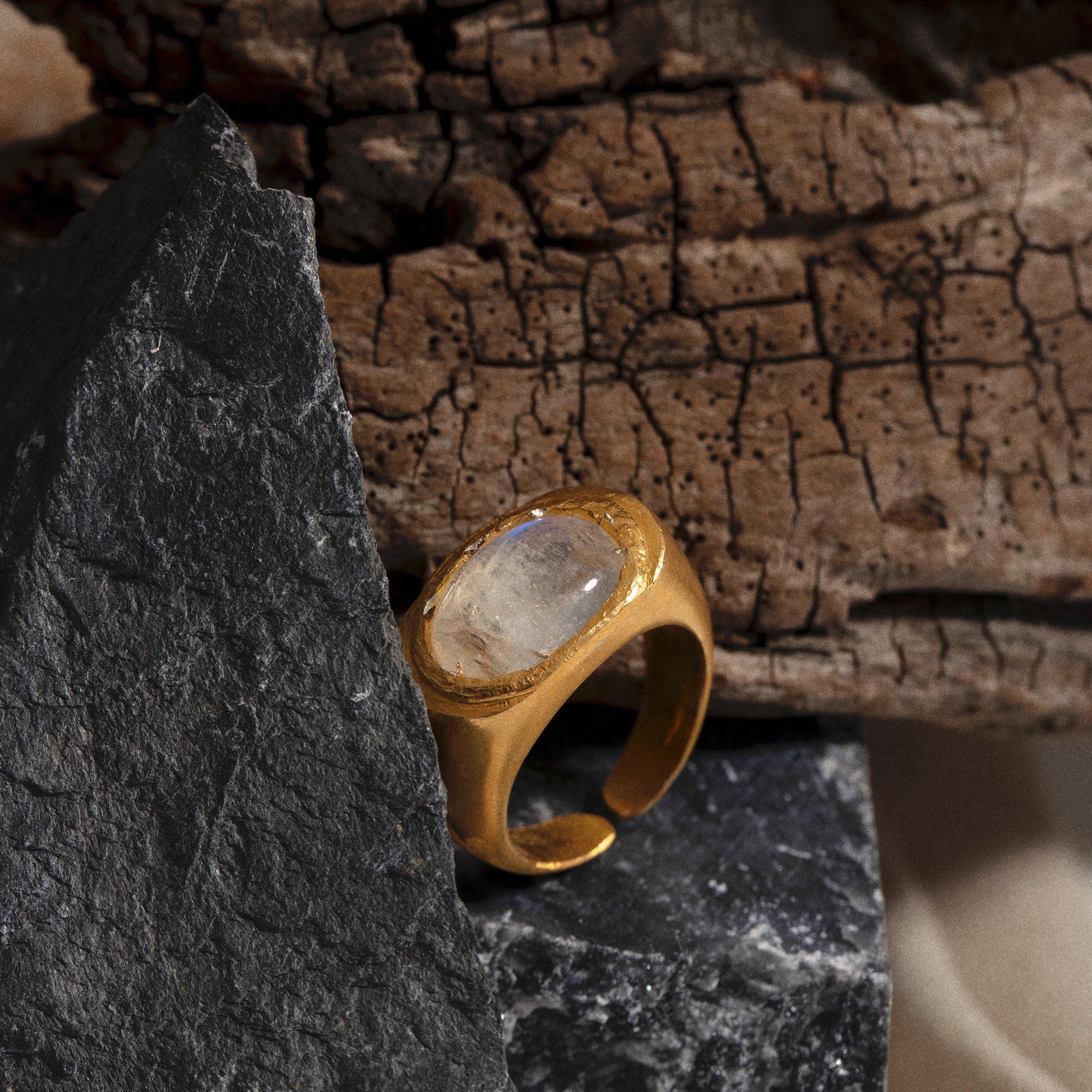 Roman Signet -  Rainbow Moonstone